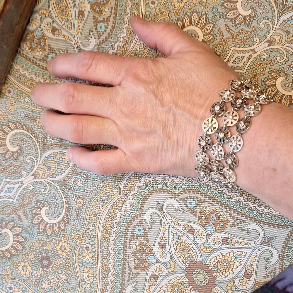 Elegant Silver Floral Bracelet. Beautiful Bracelet.